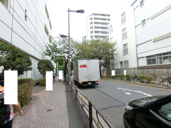 プレシス上野駅前アプローチ4｜駅を出ると左、北上します。
