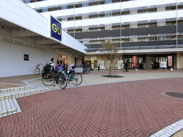コンドミニアム葛西アプローチ3｜小島２丁目団地にはＧＵも出店。カジュアル衣料品店です。インド系の食材店も見えます。
