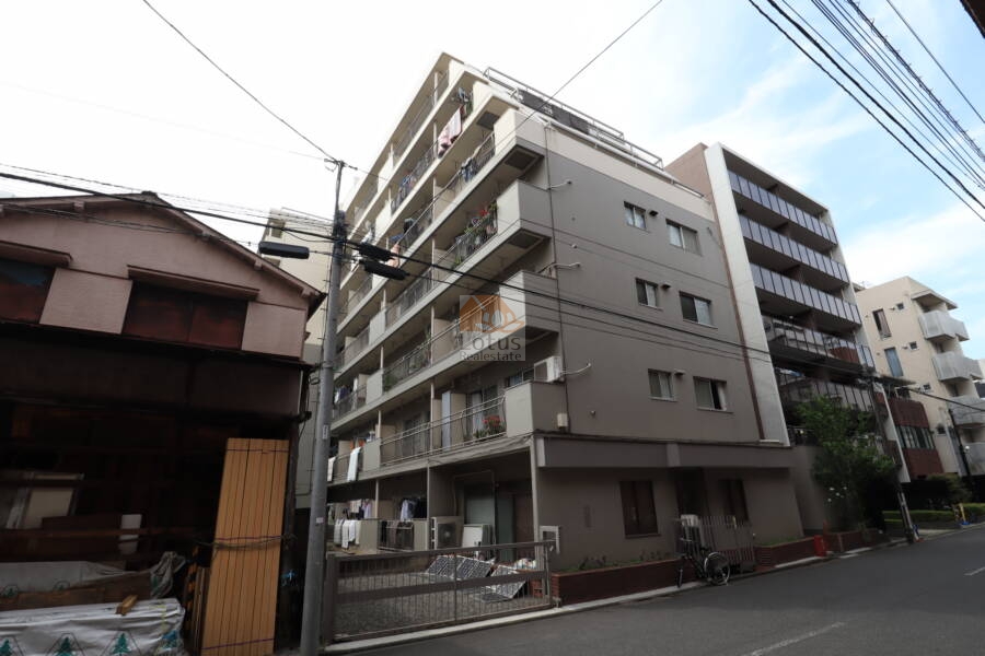 菊川ロイヤルマンション外観1｜菊川ロイヤルマンションは昭和５４年築、７階建てのマンションです。都営新宿線「菊川」駅より徒歩４分の住宅地にあります。徒歩１分にスーパーもあり便利です。錦糸町駅へは徒歩１５分ほどです。