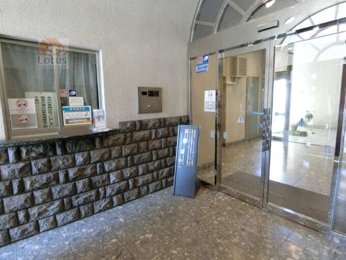 ダイアパレス南砂町仙台堀川公園外観共用部1｜エントランスはオートロック式です。不在時に便利な宅配ボックスも完備されていています。