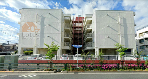 小田急高井戸マンション外観 (2)｜小田急高井戸マンションは昭和５０年築、７階建てのマンションです。五日市街道沿いにあり、マンション前には吉祥寺駅行きのバス停があります。