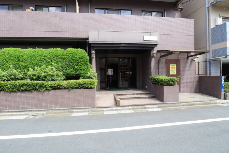 ガルボ本所エントランス｜エントランスです。見通しの良い幅広の道に面しています。とはいえ撮影日（2021.8.22　13:37）は交通量は多くない印象をうけました。