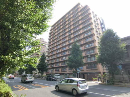 赤門ロイヤルハイツ外観共用部-2｜外観です。通りに向かって間口が大きく、規模以上に堂々としたが観に見えます。
