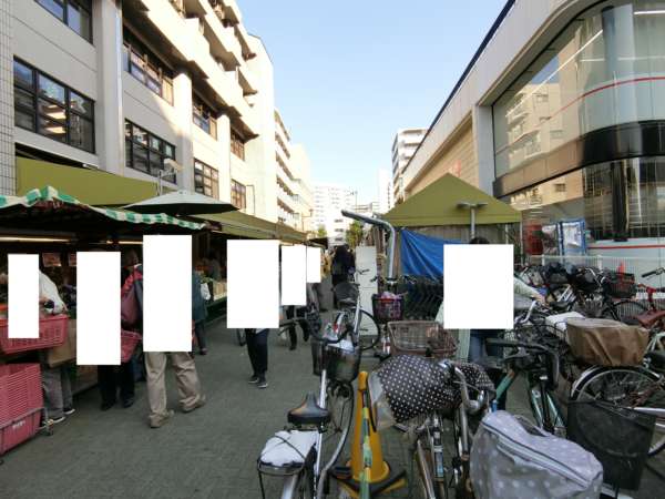 南砂住宅アプローチ8｜先ほどのところを右折すると路地に入ります。左側は「タイヨーイキイキ生鮮市場東陽町店」さんです。この時間は夕方前の時間帯で、ずいぶんと活気がありました。ここはいつもこのような感じで混んでいますね。