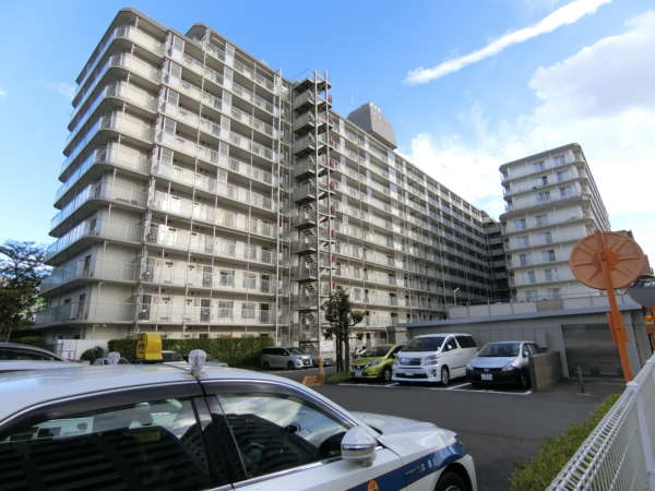 東大島ハイライズ外観共用部2｜駐車場です。