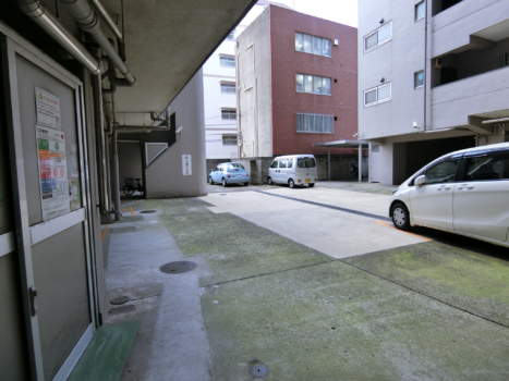 グランドマンション野方外観・共用部7｜駐車場、駐輪場は棟内の空きスペースに用意されています。