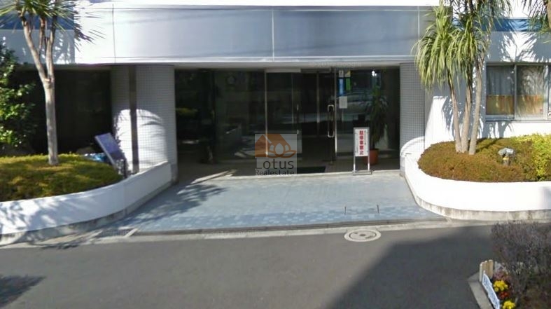 モアステージ一之江エントランス (3)｜アプローチは、自動ドアを備えたスムーズな動線設計です。 段差の少ない設計が、すべての世代に優しく、暮らしのストレスを軽減してくれます。