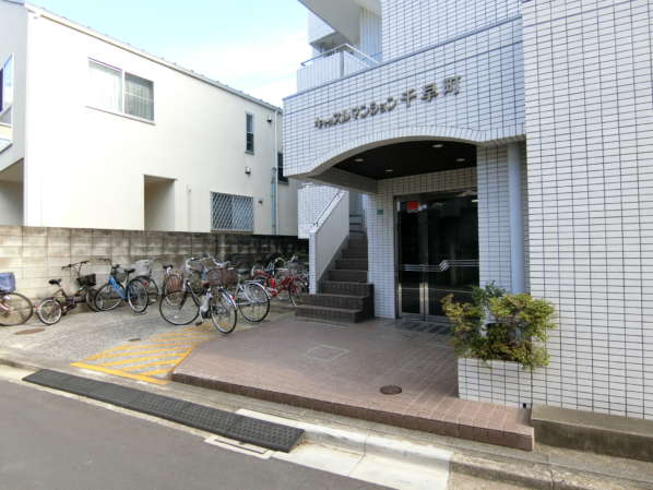キャッスルマンション千早町外観共用部3｜小さいマンションですのでエントランスもグレード感はありませんが、静かなロケーションです。
