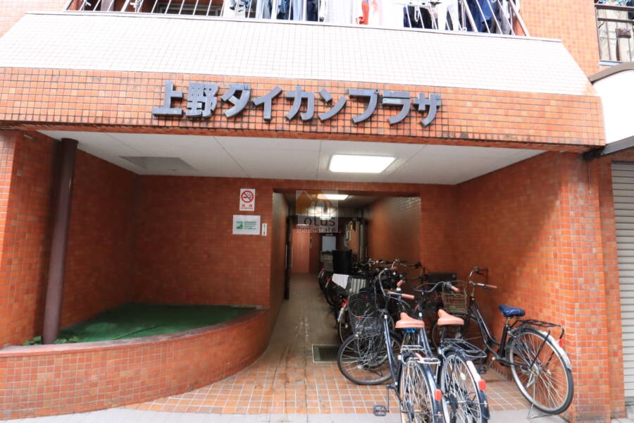 上野ダイカンプラザエントランス2｜エントランスアプローチに自転車置き場があります。