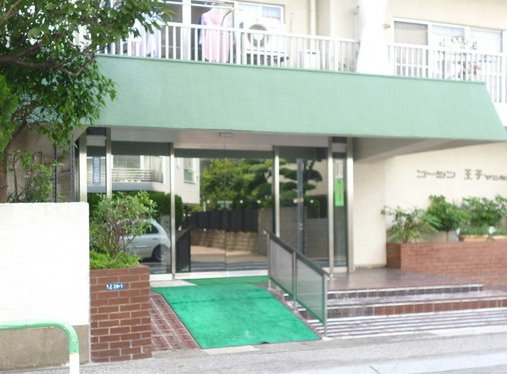 コーシン王子マンションエントランス１｜エントランスにはスロープもついています。