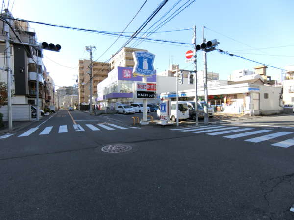ランドール根岸アプローチ5｜信号を過ぎて２件目の信号も直進です。この辺りまで来るとアプローチの半分くらいです。