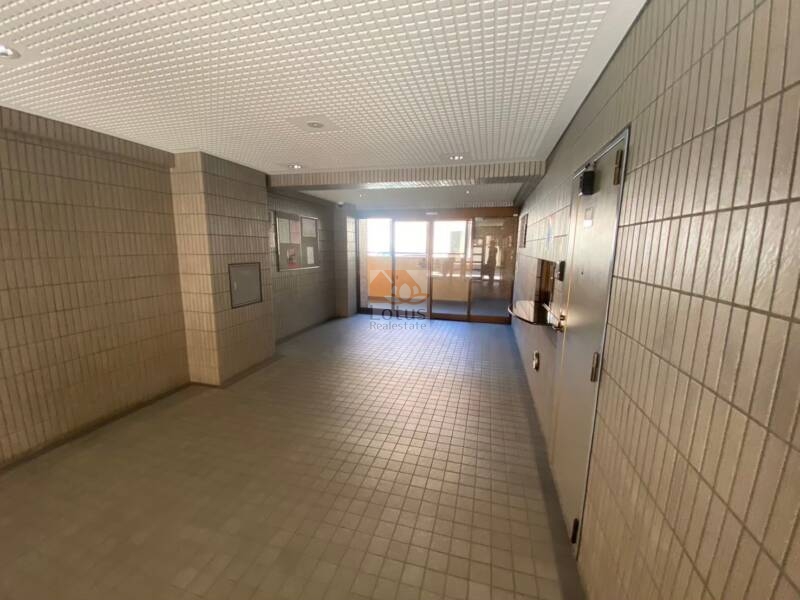 ダイアパレス北綾瀬Ⅱの共用部：エントランスホールの様子は、日常の使いやすさが考慮されています。開放感のある空間が好印象です。