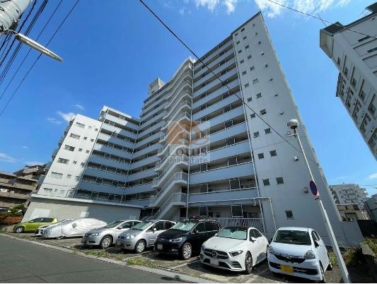 富士見台ファミリーマンションは、総戸数131戸のビッグコミュニティらしい横に広がる外観が特徴です。住棟が連なる配置により視界が抜けやすく、晴れた日には空の広さがそのまま伝わります。富士見台駅・中村橋駅ともに徒歩7分という距離感も、日々の移動に無理を感じにくい要素です。