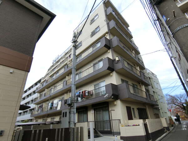 マンション三鷹台外観3｜裏手は閑静な低層住宅街が広がっています。