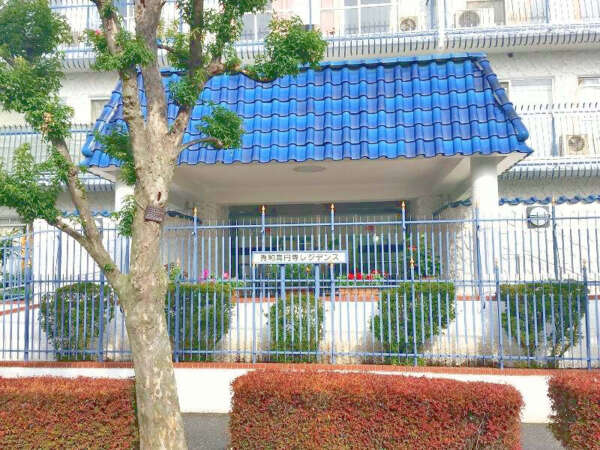 秀和高円寺レジデンスエントランス２｜青い屋根と白い壁が印象的なデザインです。
