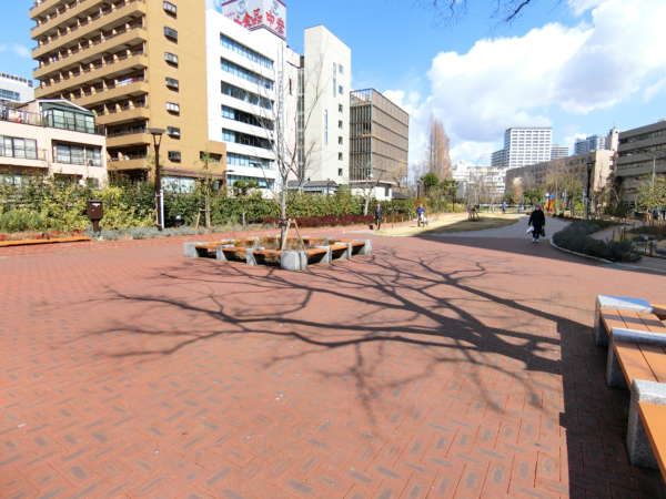 中銀築地マンシオンアプローチ8｜お寺の向かい側は築地川公園という公園です。以前はここに「備前橋」という橋があったそうです。暗渠となりその上に公園ができました。