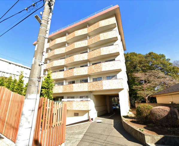 パシフィック哲学堂マンション外観２｜パシフィック哲学堂マンションは６階建てのマンションです。東側に松が丘北野神社、北側に江古田公園があり、緑に囲まれた静かな住環境です。徒歩２分には哲学堂公園があります。