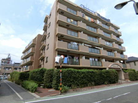 エンゼルハイム北綾瀬外観2｜マンションは道路面が南向き、住宅街面は西向きに配棟されています。