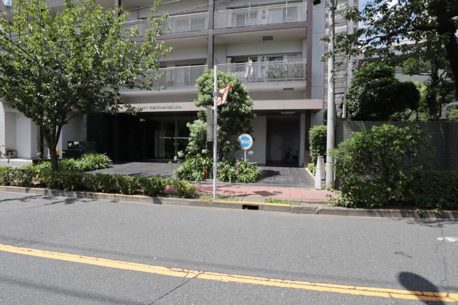 ダイナシティ東京リバーゲートエントランス1｜共用部分は2棟を結ぶように配されて構成されています。画像はエントランスですが、建物どうしのまんなかに集会室、駐輪場、駐車場、屋上庭園・ウッドテラス・芝生広場などの共用部があります。