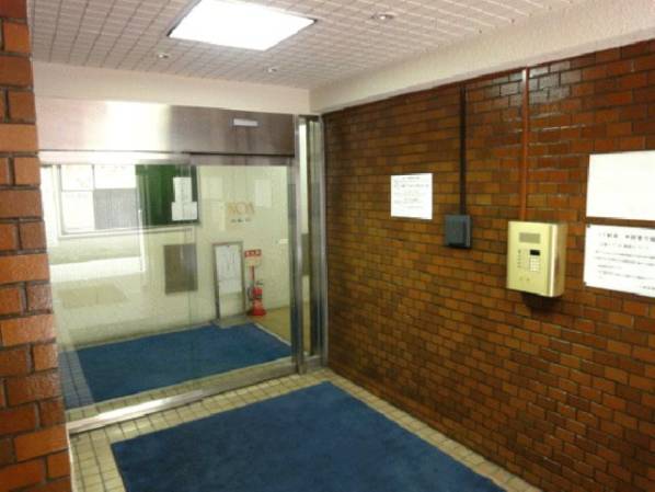 エントランスはオートロック式が採用されていますし、共用部は内廊下なので雨の日も安心です。