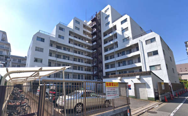 ニューハウス西葛西は１０階建てのマンションです。葛西橋通りから一歩入った立地です。周辺には複合商業施設があり便利です。