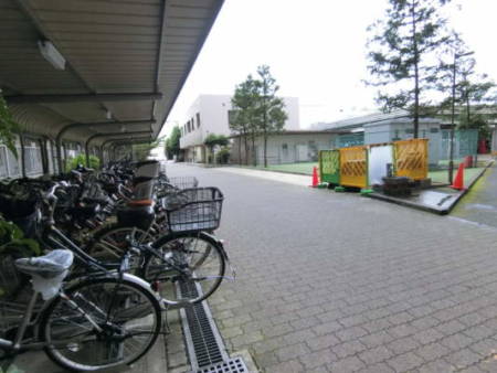 木場サニータウン外観共用部10｜多くの駐輪スペースでは屋根付きでした。
