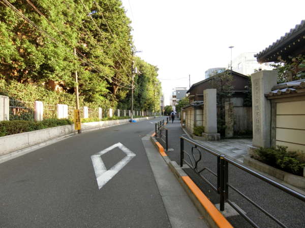 春日タウンホームアプローチ5｜住宅地の中を進行します。左手は中央大学のキャンパスです。