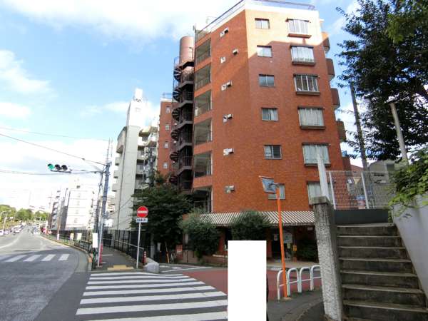 セザール東大久保外観共用部4｜接している道路は脇道となっています。