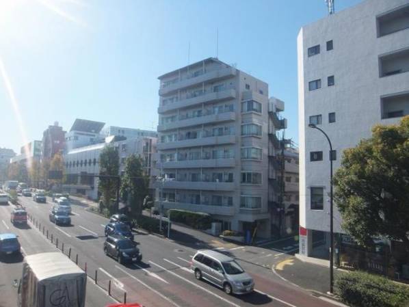 グリーンキャピタル千歳船橋は、環状八号線沿いに立地しています。