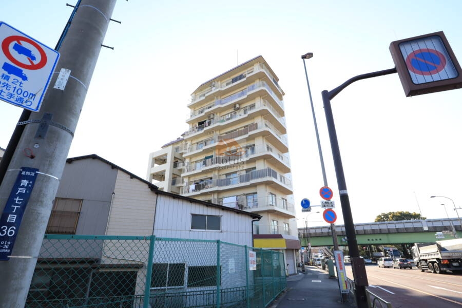 青戸ダイヤモンドパレス外観1｜北側は国道6号（水戸街道）に面しています。西側にマンションがある以外にまわりに大きな建物はありません。眺望は良好です（令和３年撮影）。
