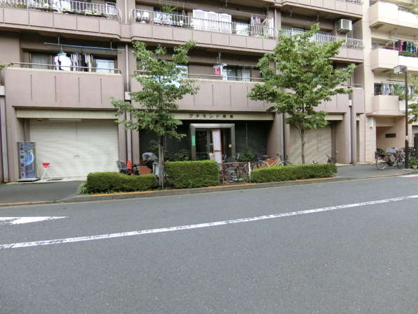 プチモンド新宿外観共用部2｜エントランスです。２車線度道路に面していて見通しは良好だと思います。