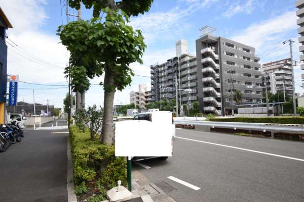 メイツ葛西第２アプローチ3｜この道路沿いは意外とファミレス等が多くなっています。