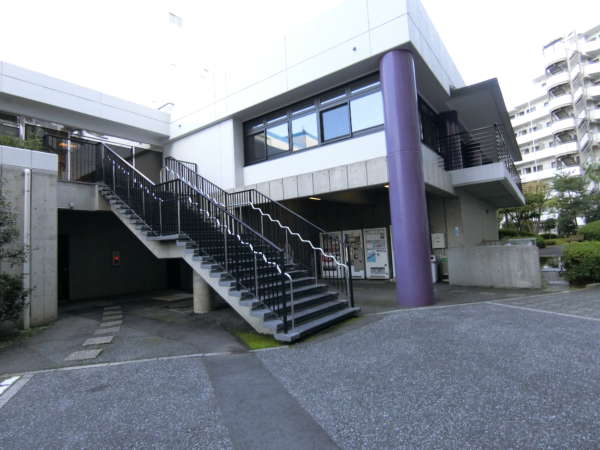 ルネ門前仲町外観共用部10｜敷地内にかなり大型の集会室棟も備わっています。