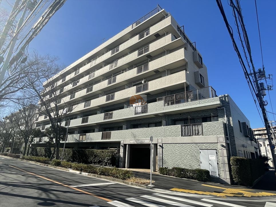 低層〜中層の穏やかな並びに調和する外観で、落ち着いたタイルの質感が見えます。全体に均整の取れたバルコニー配置で、周囲との距離感もほどよく、日々の暮らしに安心感が生まれます。徒歩7分圏内に「西友南葛西店」など複数の買い物施設がそろい、バス停「コーシャハイム南葛西」徒歩2分という動線の良さも、見た目以上に快適さにつながる構成です。