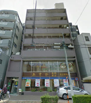 メゾン梅島　外観1｜物件の北側が信金の支店の入り口です。