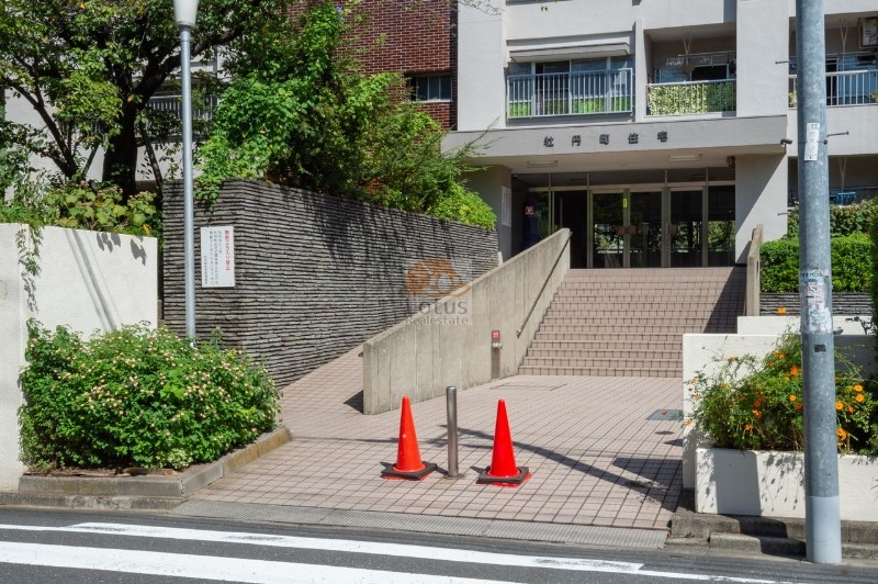 牡丹町住宅エントランス１｜エントランス前には階段がありますが、スロープもあり、車椅子やベビーカーを使用する方も安心して利用できます。