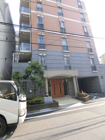 グランシティ目白台外観共用部1｜グランシティ目白台は平成１３年築、８階建てのマンションです。周辺は静かな住宅街です。近くには神田川が流れていて、春は桜がきれいです。都電荒川線「早稲田」駅が一番近く、早稲田大学も徒歩圏内です。