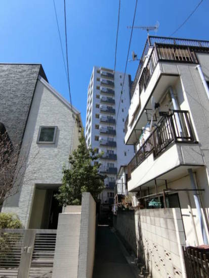 ダイナシティ新中野外観共用部10｜建物の南側は低層住宅地に面しています。