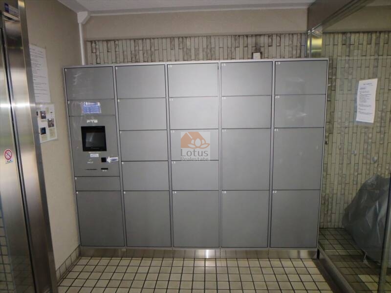 汐浜サンハイツ共用部１｜宅配ボックスもあるので、不在時の荷物の受取もできます。