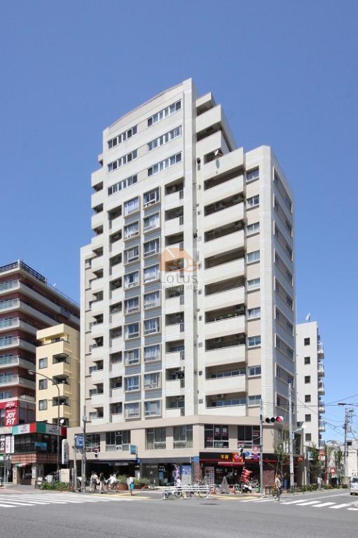 陽輪台高円寺は、清水建設施工の14階建てSRC造のヴィンテージマンションです。1972年築ながら、定期的な修繕により良好な状態を保っています。駅徒歩1分の立地で1階部分には飲食店とドラッグストアが入り、利便性を実感する場面が、ふとした暮らしの瞬間に溶け込んでいます。すっきりとした垂直ラインが交差点の動線と調和し、都心生活における安心感と機能性を感じさせる景色です。