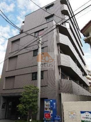 ルーブル方南町外観１｜ルーブル方南町は、環七通りから一歩奥まった静かな場所にあります。ブラウン系の外壁が落ち着いた印象を与え、街並みにすっとなじんでいます。