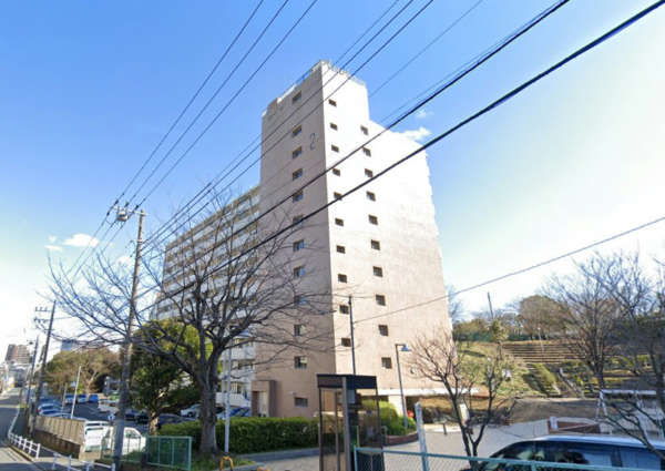 上高田四丁目団地２号棟外観２｜２号棟はプレイロットの東側で、向きとしては南向きに面しています。