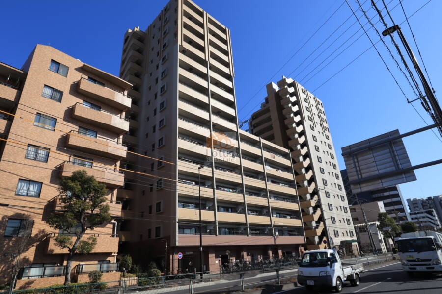 クレストフォルム青砥グランデッツァ外観2｜西側は環七通りに面しています。