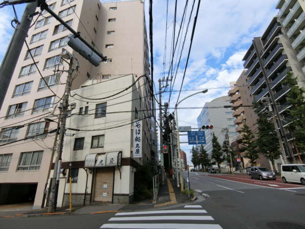 ハセガワハイツ外観共用部2｜ハセガワハイツは１１階建てのマンションです。不忍通り沿いで、新大塚、大塚駅も徒歩圏内です。
