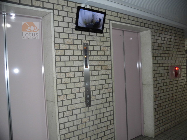 パシフィック浜町共用部9｜エレベーターです。防犯カメラ付きで安心です。