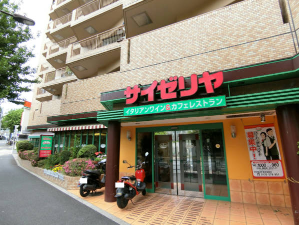 パシフィック西早稲田の１階部分はサイゼリアです。