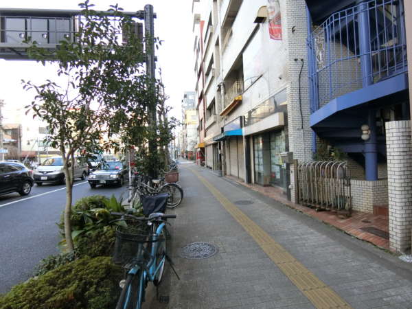 入谷松が谷マンションアプローチ4｜言問通りを西進します。