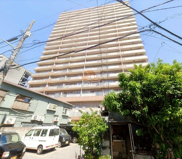 ビューネタワー平井外観１｜ビューネタワー平井は、平成12年築、駅前にそびえる21階建ての高層フォルムが、街のランドマークとしての存在感を放っています。整然と並ぶバルコニーがタワーレジデンスらしい垂直の美しさを際立たせています。