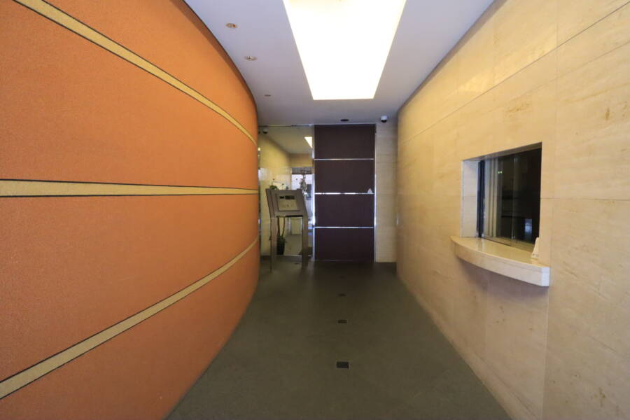 ルミエール東神田共用部1｜塗り壁はエントランス風除室にも続きます。