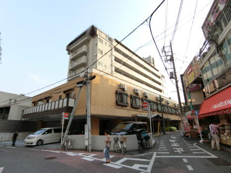 ハイネス野方外観・共用部3｜マンションに目を転じてみましょう。ハイネス野方は西武池袋線「野方」駅より徒歩２分です。